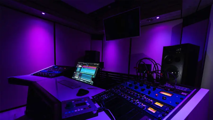 Mixing-Platz mit DAW und Outboard in den OYES Studios